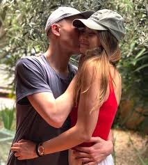 I due giovani, infatti, che sono stati insieme per più. Emma E Biondo Shawty Fai La Brava Facebook