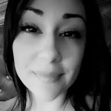 Lizzy Caplan, who played Janis in the 2004 'Mean Girls,' speaks about how  the movie is still relatable more than 20 years later! 🩷