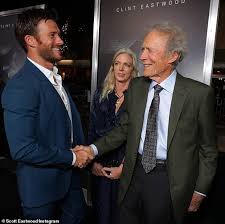 Clint eastwood is an iconic actor and director. Scott Eastwood Plane Auf Heimlich Einen Kuchen In Seinem Beruhmten Vater Clint S 90th Birthday Familie Mittag Aktuelle Boulevard Nachrichten Und Fotogalerien Zu Stars Sternchen