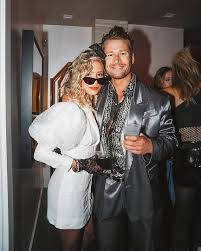 The beautiful and gorgeous australian tv presenter, renee had been dating her boyfriend josh gibson for about a year until their split in january 2015. Extra Co Host Renee Bargh Bio Married Status Family Info Revealed