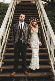Si sois unos apasionados de las flores, la decoración, las bodas y el buen gusto esta es vuestra. 15 Vestidos Tejidos Que Reviven Y Modernizan El Arte Del Crochet Boda Rockera Vestidos De Novia Vestidos De Novia De Croche