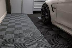 Perpaduan warna cerah yaitu krem dan putih dengan motif garis pada seluruh sisi dinding, membuat. 6 Model Keramik Carport Ini Cocok Banget Untuk Rumahmu