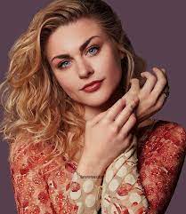 Kurt cobain 's daughter frances bean cobain seems to be following in her dad's musical footsteps, now sharing a heartfelt song describing grief and loss. Frances Bean Cobain