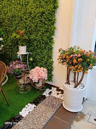 Pada bulan maret 2010, france football menempatkan ronaldo di peringkat ketiga dalam daftar pemain sepak bola dengan bayaran tertinggi di dunia, di belakang david beckham dan lionel messi, dengan £ 27.000.000 (€ 29.200.000) pendapatan gabungan dari gaji, bonus dan laba di luar sepak bola. Sejuk Mata Memandang Kreatif Idea Wanita Ini Deko Ruang Santai Laman Rumah Keluarga