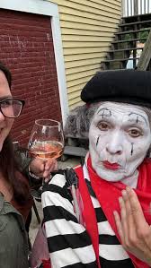 Amy the mine stopped by for some wine! 🍷 If you see her