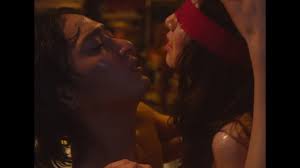 土居 志 央 梨 ヌード