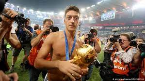 2018 dünya kupası'na 19 gün kala, bir çikolata markası mesut özil'i ambalajlarına taşıdı. Mesut Ozil S Resignation Is A Huge On Field Blow For Germany Sports German Football And Major International Sports News Dw 24 07 2018