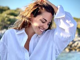 Έγινε ιδιαίτερα γνωστή στο ευρύ κοινό από τους. V1s3ovvzceysrm