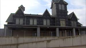 Teen Collapses at Haunted House and Dies