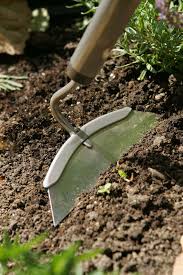 Durch das umgraben bringen sie den gartenboden allerdings durcheinander und damit auch die einzelnen. Boden Umgraben Aber Richtig Diy Academy