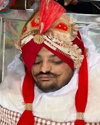 SIDHU AVALISHWA VAZI LA HARUSI KABLA YA MAZISHI Huyu ni Mwimbaji na  Mwanasiasa ambaye aliuwawa kwa kupigwa risasi huko Punjabi @sidhu_moosewala  akiwa amevalia kama bwana harusi kabla ya ibada yake ya mwisho