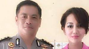 Terpidana kasus korupsi pengalihan hak tagih (cessie) bank bali djoko tjandra (tengah) dibawa petugas kepolisian saat penandatanganan berita acara penyerahterimaan kepada kejaksaan agung di kantor. Terkait Kasus Djoko Tjandra Polri Didesak Periksa Suami Jaksa Pinangki Yang Berpangkat Kombes Tribunnews Com Mobile