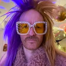 Who can straighten a wooden fence in Gulfport, Florida?