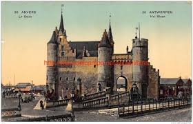 Terwijl het in het beschermde gebouw nog een werf is, is de buitenzijde van de nieuwbouw aan de zijkant van de oude burcht bijna klaar. Antwerpen Het Steen Antwerpen