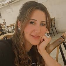 السعادة والحزن الإنفتاح والإنطواء الإحترام والغبن .... تحتكم بنا الأيام  والأضداد ذاتها تتراقص بنا على أوتار الزمن تتمايل حينا وتستلقي حينا والزمن  بنا لا يدور يكمل في خط مستقيم ونحن كالسكارى نختال