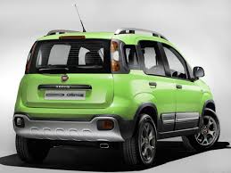 900 cc'lik silindir hacmine sahip turbo motor, eşdeğer bir performans sunan 4 silindirli bir motora göre yüzde 10 daha hafif olmasıyla öne çıkıyor. 2015 Fiat Panda Cross Review