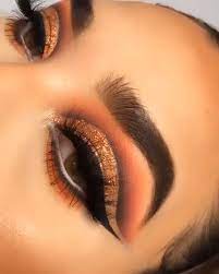 Ein smokey eye look in verschiedensten farben sowie eine cut crease mit besonders scharfkantig definierter lidfalte können mit etwas übung und den richtigen schminktipps vom profi. Pin On 35o3