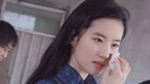 Không còn rơi nọng cằm, Lưu Diệc Phi trong ảnh chụp lén mới nhất đầy khí  chất