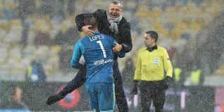 Les équipes seront réparties en quatre pots de huit clubs chacun, et leur. Ligue Des Champions Lyon Bruno Genesio Savoure La Victoire D Un Groupe