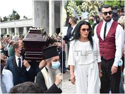 Ανείπωτος είναι ο πόνος για την άντζελα γκερέκου και την κόρη της, μαρία βοσκοπούλου στην κηδεία του τόλη βοσκόπουλου καθώς βρέθηκαν στο α' νεκροταφείο για να του πουν το τελευταίο αντίο. Xxchjp8tkbutum