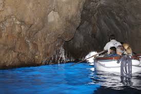 Capri was also the first point in campania in which the greeks landed and women on capri are still said to still sometimes show distinctly grecian features. Datei Capri Italien Blaue Grotte 8 Jpg Wikipedia