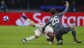 Horrific challenge on nicolas tagliafico leading to ajax player needing staples.check out more videos :ousmane dembèlè solo goal vs tottenham. Foto Momen Tendangan Brutal Thomas Mueller Yang Mendarat Di Kepala Nicolas Tagliafico Dunia Bola Com