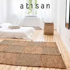 Geflochtener runder teppich aus seegras und jute mit warmer naturfarbe und angenehmen duft nach getrocknetem stroh. Naturlicher Teppich Aus Seegras Und Wasserhyazinthe Fur Dein Schlafzimmer Zuhause Wohnen Interieur
