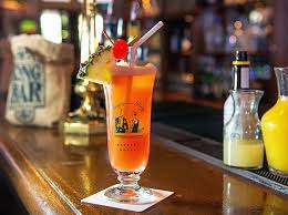 The Singapore Sling Was Invented Sometime Around 1915 In The Long Bar Of Raffles Hotel In Singapore It Contains Gin Cherr Cocktails Singapore Sling Singapore