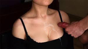 Grosse éjaculation sur gros seins