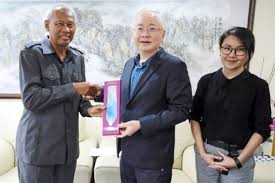 Mengulas lanjut, musa berkata, campur tangan ahli politik dalam urusan polis secara berterusan akan menyebabkan pasukan keselamatan berkenaan 'hilang taring'. Malaysian Chinese Association