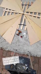 Con Lula Lewis, trabajar es un placer. Acá en su jardín/taller, rodeadas de  belleza.