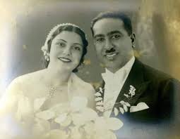 افراح الزمن الجميل وسط الزغاريد و دقات الدفوف كانت افراح الزمن الجميل فستان العروس الابيض و بدلة العريس السوداء و رب History Beautiful Bride Old Photos