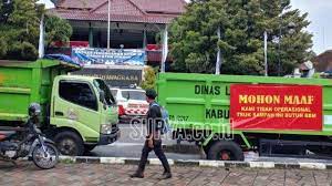 Info loker hari ini ada lowongan kerja buat supir pribadi dari pt. Puluhan Truk Sampah Milik Dlh Parkir Depan Kantor Bupati Jember Para Sopir Protes Ini Surya