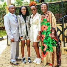 Kansiime backpackers'ı işletiyor ve uganda, kabale'deki bunyonyi gölünü rahatlıkla yöneten bunyonyi gölü kıyısında yer alıyor. Comedienne Anne Kansiime In Mourning Over The Loss Of Her Mother Pulselive Kenya