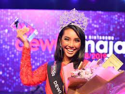 Mp3 duration 5 dewi remaja 2019 duración 3:23 tamaño 4.97 mb / download here. Pertama Kali Dalam Sejarah Takhta Dewi Remaja 2018 2019 Ditarik Kembali Dari Pemenang