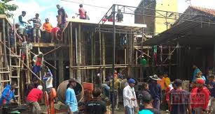 Semangat gotong royong di lingkungan rumah, desa/kelurahan, dan sekolah anda. Warga Ngadirojo Gotong Royong Bangun Rumah Untuk Politisi Pdi Perjuangan Derap Juang