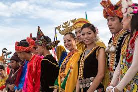 Pelbagai adat dan budaya yang dapat dipelajari daripada masyarakat pelbagai kaum ini, terutama dapat dilihat daripada tariannya. Kerajaan Sabah Terus Tingkat Martabat Pelbagai Kaum