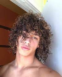 Longues Coiffures Bouclees Pour Les Hommes 15 Longues Coiffures Bouclees Pour Les Gars Coiffure Bouclee Coiffure Coupe De Cheveux