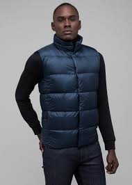 Les doudounes sans manches pour homme se portent avec des tenues plutôt décontractées et streetwear. Doudounes Sans Manche Homme En Duvet Pour La Mi Saison Pyrenex