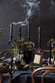 Luckily i found a few moments to photograph the table and some of the projects i worked on in preparation for the party. A Wickedly Gorgeous Halloween Dinner Party Mesa De Halloween Decoracao De Festa Halloween Jantar Do Dia Das Bruxas