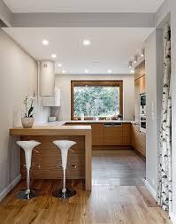 Cuisine En U Avec Fenetre Bar Et Tabourets Hauts Design Cuisine En U Cuisine Moderne Cuisines Design