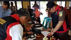 Office dan memiliki kemampuan presentasi yang baik kirim cv lamaran maksmal 1 november 2020 pukul 12.00 wib via email ke : Kasus Dugaan Korupsi Dana Desa Balesari Magetan Jaksa Temukan Beberapa Benda Ini Di Kantor Desa Surya