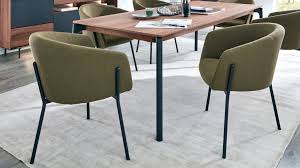 Interliving Esszimmer Serie 5103 Polsterstuhl Grüner Stoffbezug Dallas Forest Mattschwarze Füße