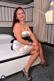 Sexy amateur lady with challenging dress in a hotel room - Mature.nl