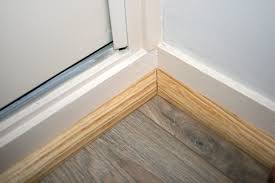 comment masquer l espace entre un parquet flottant et le mur salle de bain en bambou escalier bois renovation escalier bois