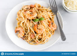 Nous vous livrons ici une recette de spaghetti aux fruits de mer savoureuse et super simple à réaliser ! Pates De Spaghetti De Crevette Sur Le Fond Blanc Photo Stock Image Du Cuisine Assiette 154425134