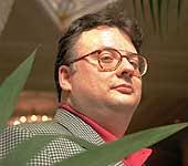 César Vidal, coge el dinero y… ladra