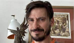 El actor del señor de la querencia mostró un número sólido vestido como piloto. 4e04updt0hx8zm