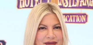 On the beverly hills, 90210 reboot, tori spelling is struggling to make ends meet, but what is a look at 'bh90210' star tori spelling's finances. Tori Spelling Irreconocible Por Su Adiccion Al Botox