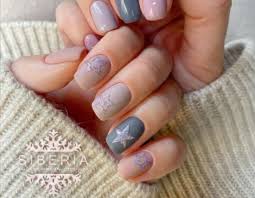 Uñas decoradas con dos uñas diferentes a las otras tres una tiene flores blancas y el resto de la. El Nail Art Y La Fiebre De Las Unas Decoradas El Attelier Magazine